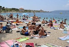 Zbog orgija na plaži prodaje apartmane i vraća se u Australiju