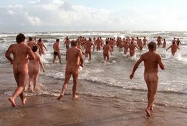 Nudisti izveli juriš na supermarket