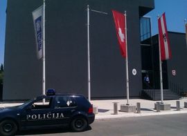 Zapaljena LGBT zastava ispred zgrade Ombudsmana