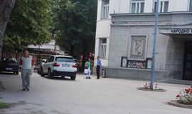 Bahatost vozača: Automobili i kod ulaza u pozorište