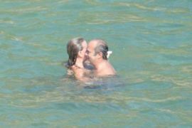 Biskup snimljen kako se u moru grli s ljepoticom