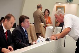 Neće ni da razmatraju smanjenje svojih plata