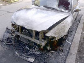 U Novom Sadu zapaljen auto novinarke Kurira