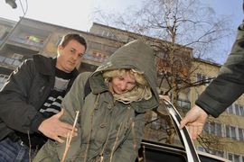 Potvrđena optužnica: Škrba sjedila fotografu na leđima dok ga je ...