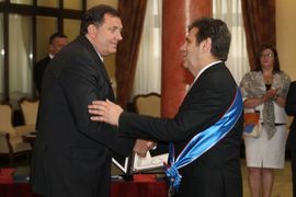 Dodik odlikovao Koštunicu