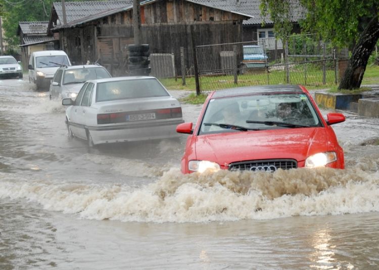 U Adi se opet začepila kanalizacija: Automobili ostajali bez branika