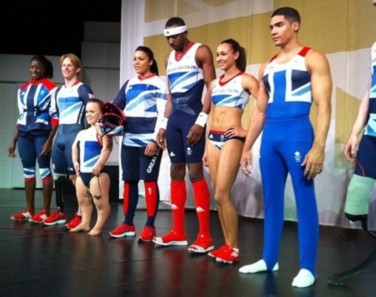 Britanski atletičari stranog porijekla uče britansku himnu
