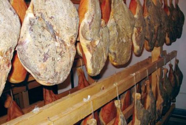 Uhvatili lopove na djelu, pa ih mučili zbog 500 pršuta