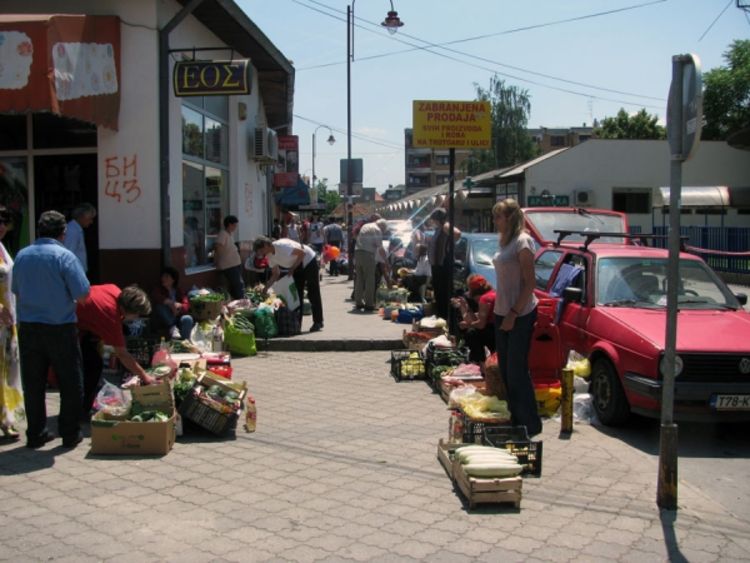 Besplatni stolovi za ulične prodavce u Bijeljini