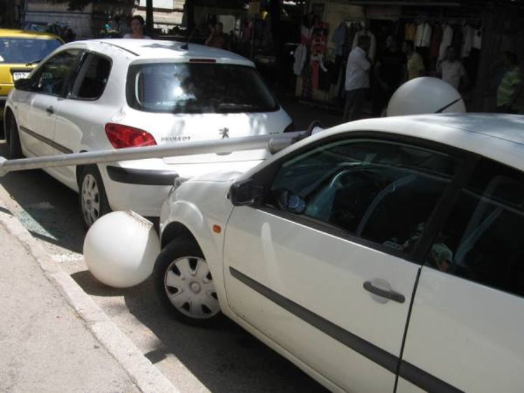 Stub ulične rasvjete pao na automobile