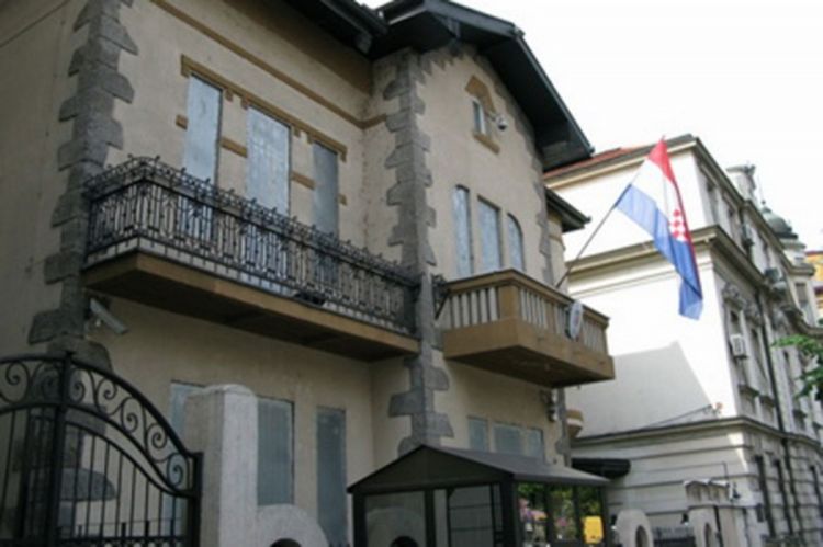 Bačen kamen na hrvatsku ambasadu u Beogradu