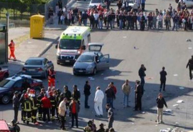 Postavio bombu ispred škole jer nisu htjeli od njega da kupe gorivo
