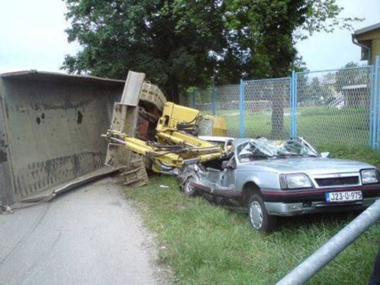 Banjaluka: Kamion se prevrnuo pored vozila, nema povrijeđenih