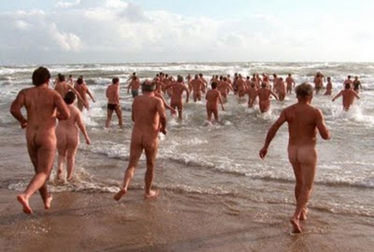 Nudisti izveli juriš na supermarket
