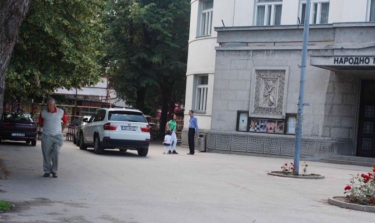 Bahatost vozača: Automobili i kod ulaza u pozorište