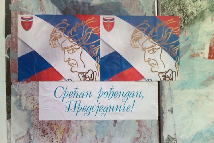 Plakatima čestitali rođendan Karadžiću
