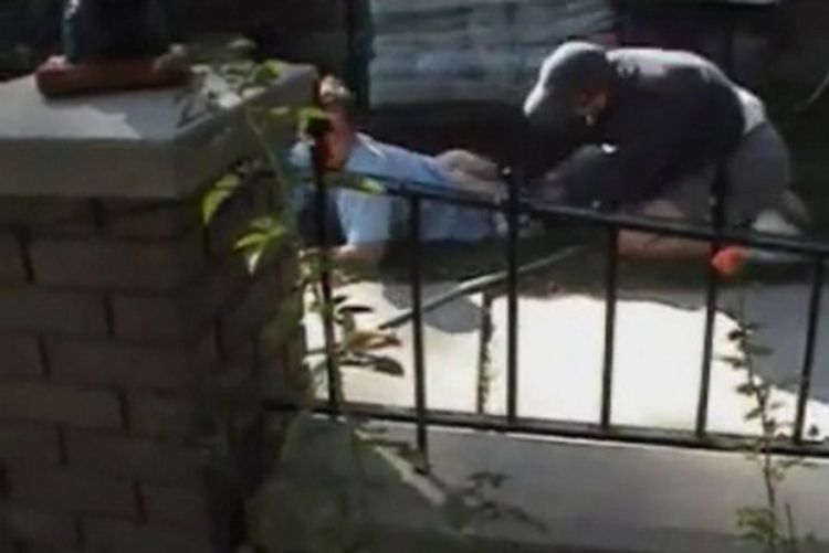 Otac izlupao po zadnjici momka koji je spavao s njegovom kćerkom