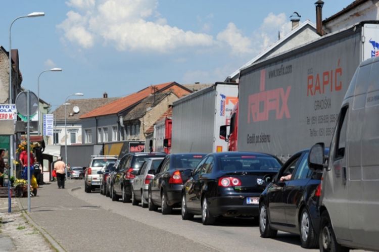 Čekali do dva sata u usijanim vozilima