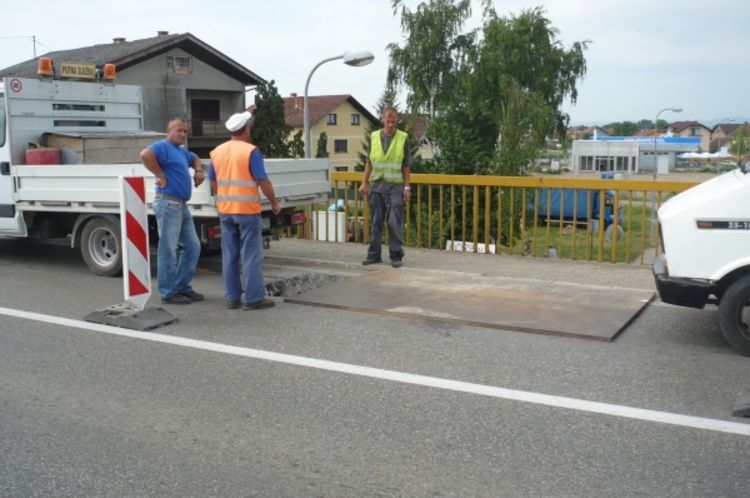 Sanira se nadvožnjak sa kog je otpala gromada betona