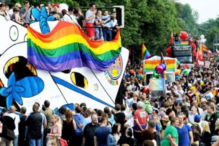 Na Paradi ponosa u Berlinu 700.000 ljudi, nosili slike Putina i Medvedeva