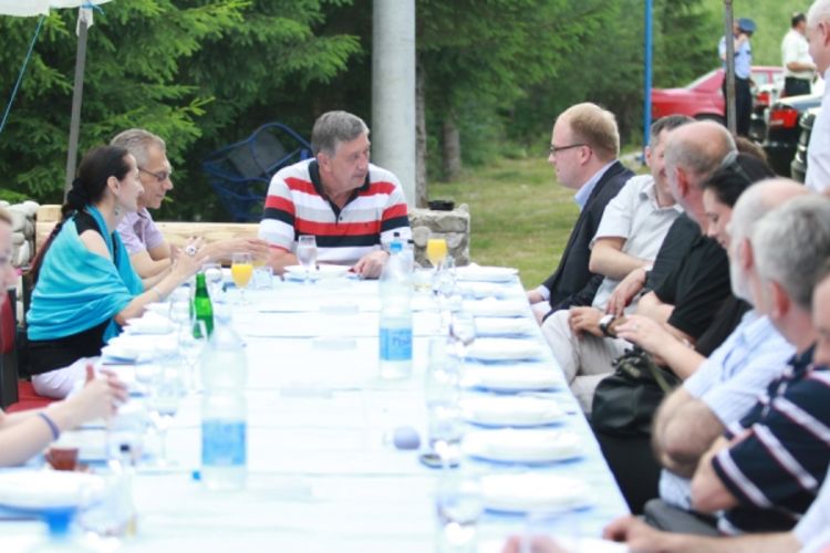 Druženje u organizaciji Nezavisnih novina: Obala Ugra razgalila zvaničnike