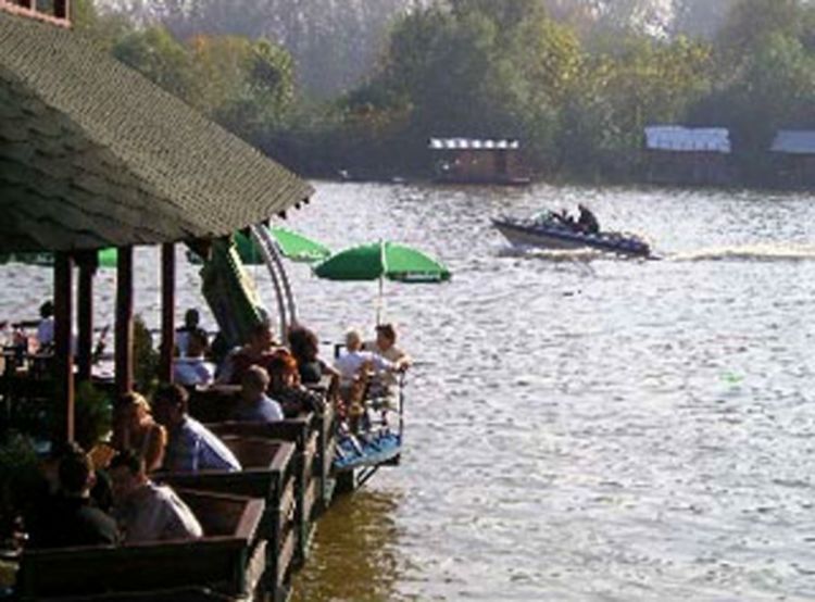 Izgorio splav u Beogradu, jedna osoba povrijeđena