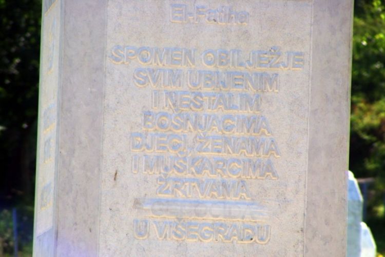Bijela traka preko riječi genocid