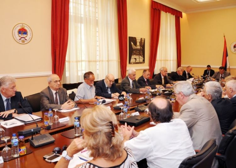 Kurs koji vodi RS održiv i ispravan
