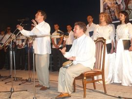 Moćnim dvoglasom vaskrsavaju pjesme