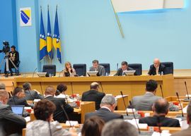 Vladajući i opozicija "ratovali" u holu Skupštine