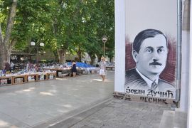 Portret Dučića u centru Trebinja