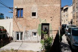 Ljubomorna konobarica pucala momku u glavu