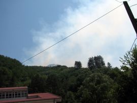 Čuju se detonacije iz požarišta