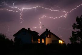Penzioner preživio udar groma u sobi