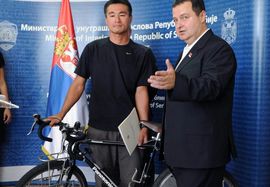 Premijer Srbije vratio Japancu ukradeni bicikl