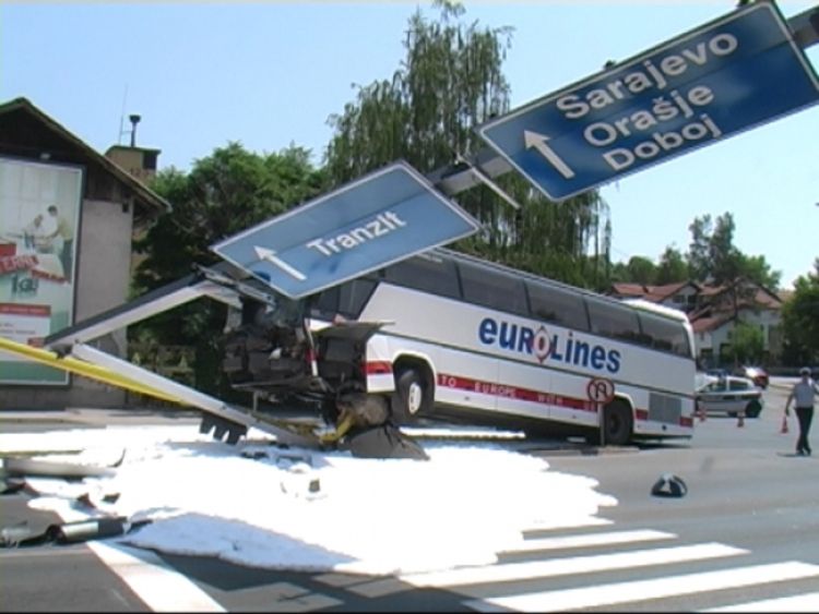 Centrotransov autobus udario u semafor, šestoro povrijeđenih