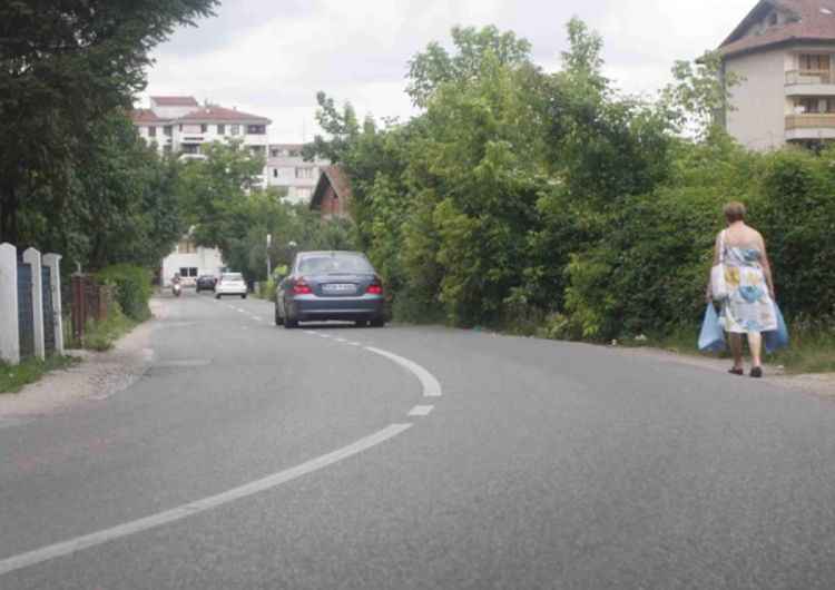 Hodaju putem bez trotoara