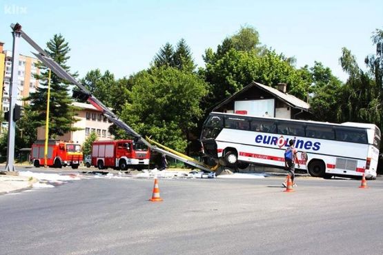 Vozaču autobusa pozlilo pa udario u semafor