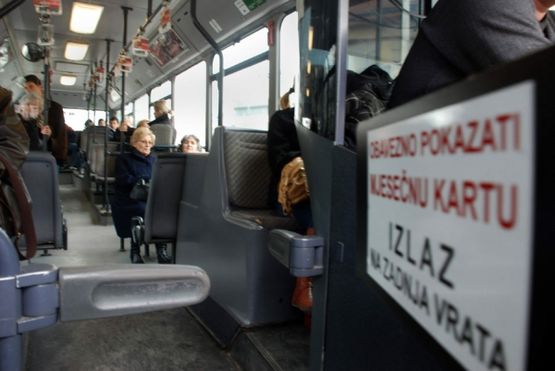 Putnici "ključaju" u autobusima