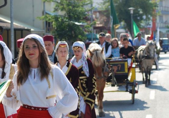 Defile kočija i bajraka kroz Sanski Most
