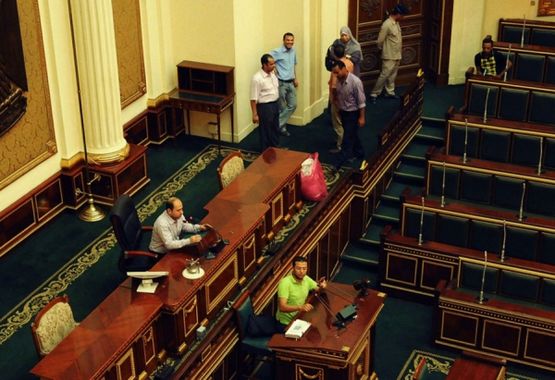 Poslanici u klupama uprkos odluci o raspuštanju