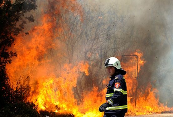 Vatrenu stihiju gasi 50 ljudi, 4 kanadera i ertraktor. Povrijeđena 2 vatrogasca