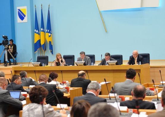 Vladajući i opozicija "ratovali" u holu Skupštine