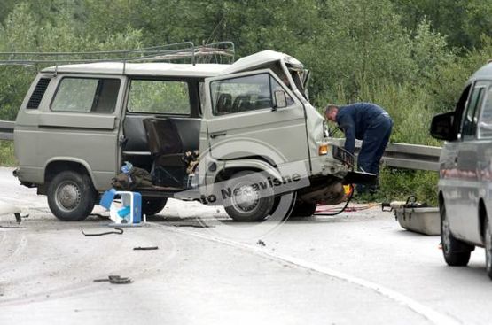 Poginuo vozač kombija u sudaru sa kamionom