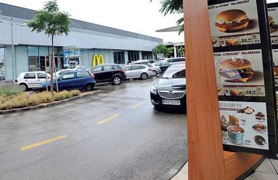 U Mekdonaldsu posluživali hranu pored leša turistkinje iz BiH