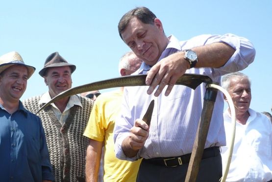 Dodik skinuo prvi otkos pšenice