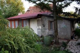 Nožem izbo bivšu ženu i njena dva prijatelja