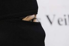 Tužba protiv muslimanke sa velom