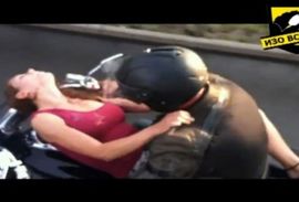 Vozili se motorom i vodili ljubav nasred autoputa