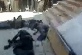 Uznemirujući VIDEO: Tijela javnih službenika bacali sa zgrade pošte